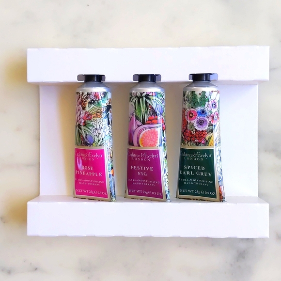 NWT. Crabtree & Evelyn London Ultra Moisturising Hand Therapy 3 Piece Gift Set. - Picture 2 of 3